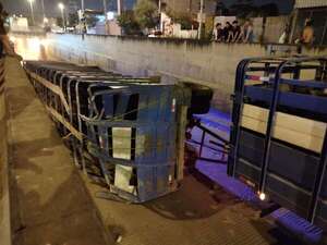 Un camión volcó en el túnel Semidei - Policiales - ABC Color