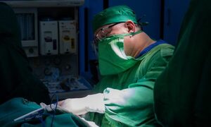 Extirpan tumor gigante a indígena