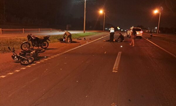 Violento accidente entre motocicletas
