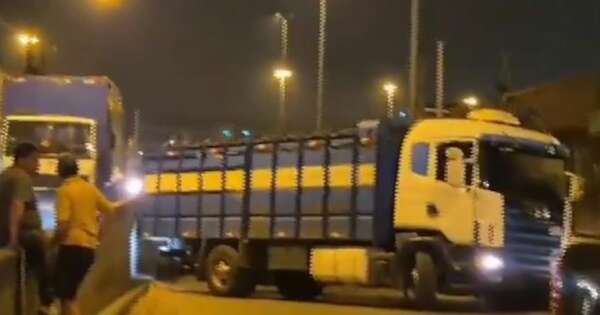 La Nación / Liberan el túnel Semidei tras vuelco de un tractocamión