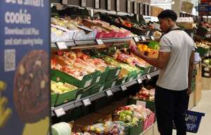Supermercados se enfrentan al desafío de atraer clientes endeudados y con bajos ingresos - Economía - ABC Color
