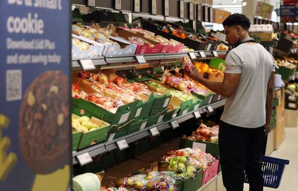 Supermercados se enfrentan al desafío de atraer clientes endeudados y con bajos ingresos - Economía - ABC Color