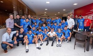 Paraguay recibe a Brasil ante una multitud de aficionados