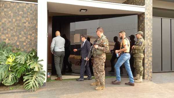 Fiscalía amplía investigación e indaga por violación a ley de armas al hijo de Lalo Gomes