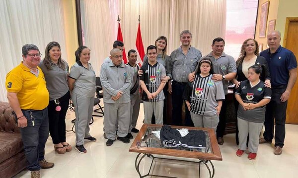 Municipalidad de Coronel Oviedo entregó atuendos deportivos a atletas del CAEIS – Prensa 5