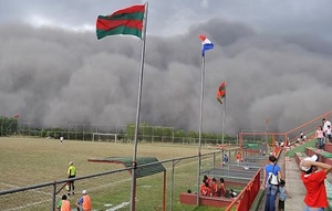 Lluvia negra: Fenómeno climático amenaza a Paraguay