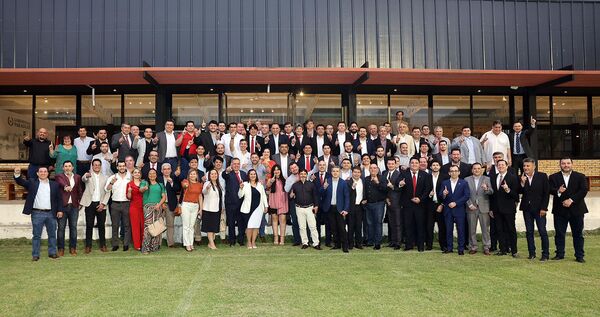 Presidente Santiago Peña se reúne con dirigentes de base del Partido Colorado - El Trueno