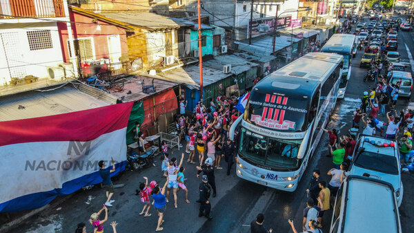 Versus / Reencuentro especial: El bus de la Albirroja pasará por el Mercado 4