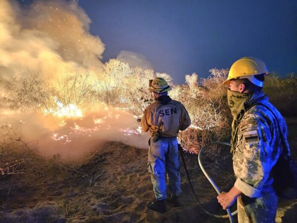 Nuevo contingente de bomberos se despliega para combatir incendios en Cerro Chovoreca - El Trueno
