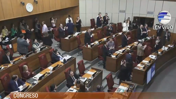 Video: Como si los incendios no importaran, congresistas sesionan con festejo, baile y palmas