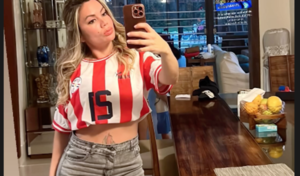 Dahiana Bresanovich vibra con la albirroja, esperando que su marido entre a jugar hoy