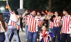 (GALERíA) La hinchada albirroja ya se encuentra en el Defensores