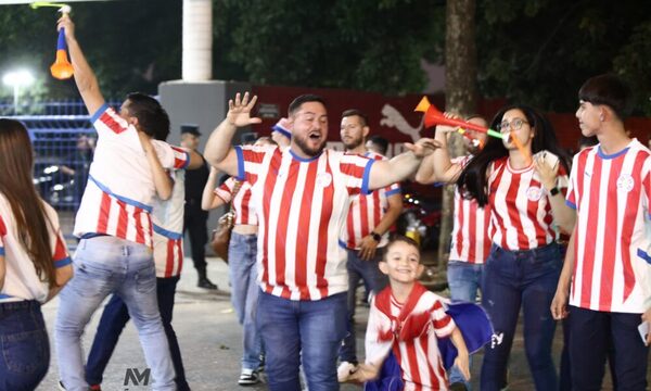 (GALERíA) La hinchada albirroja ya se encuentra en el Defensores