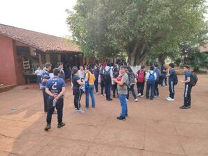 DIRECTORA CULPA A UENO, PERO ALUMNOS AFIRMAN QUE ELLA SE TRAGÓ TODA LA PLATA