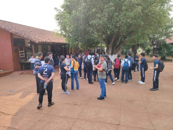 DIRECTORA CULPA A UENO, PERO ALUMNOS AFIRMAN QUE ELLA SE TRAGÓ TODA LA PLATA