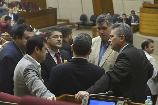 Cartistas buscan sancionar al diputado Raúl Benítez, pero protegen a Jatar Fernández - Política - ABC Color