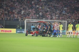 Versus / ¡Fuerza, Omar! El defensor tuvo que retirarse de la cancha lesionado en el primer tiempo