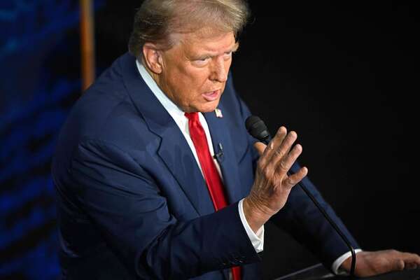 Trump acusa a los inmigrantes de comerse perros y gatos ante la mirada atónita de Harris - Mundo - ABC Color