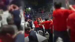 Video: Colorados festejan a trompadas su día en Ñemby  - Política - ABC Color