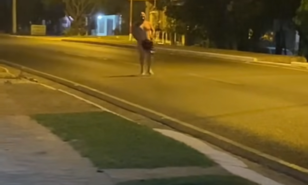 Corrió desnudo para cumplir promesa por victoria de Paraguay