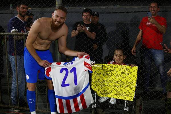 El gesto del vikingo con el pequeño Angel Jesús