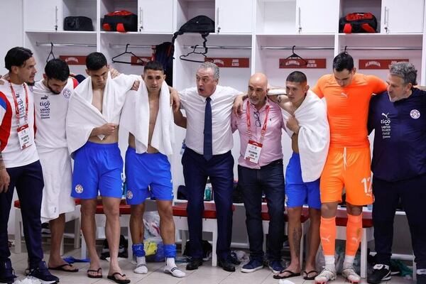 “Vamos que nos vamos al Mundial”: El festejo de Gustavo Alfaro en el túnel después del triunfo de Paraguay - Selección Paraguaya - ABC Color