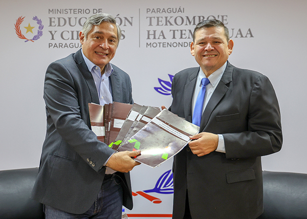 MEC recibe 11 títulos de propiedad de escuelas y colegios