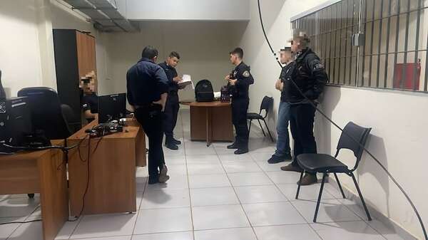 Tras críticas, fiscalía incauta celular de agente penitenciario - ABC en el Este - ABC Color