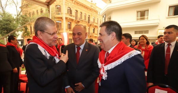 Cartes hace un guiño a la disidencia, pero vuelve a hablar de traición en la ANR