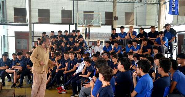 La Nación / Grupo Teatral La Mirada inició la gira “El loco va a la escuela”