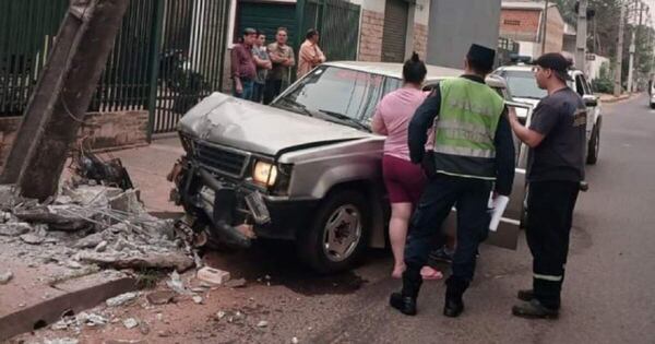 Diario HOY | Conductor choca contra columna de la ANDE tras dormirse al volante