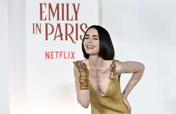 El elenco de “Emily en París” llegó con todo el glamour a Roma. ¡Mirá a Lily Collins y sus colegas! - Gente - ABC Color