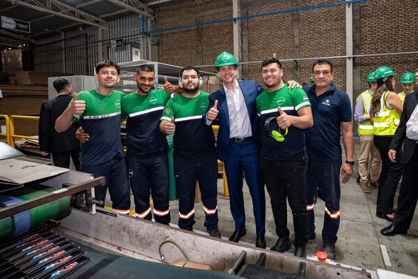 Presidente visitó fábrica de cartón corrugado en Mariano Roque Alonso - .::Agencia IP::.