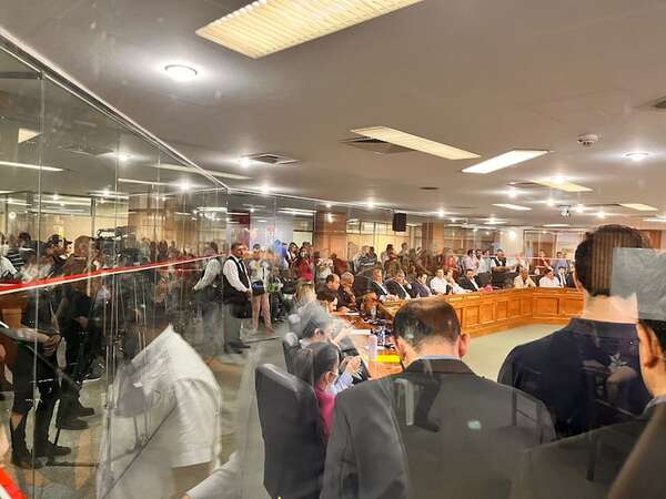 Pedido de renuncia de Nenecho: incidentes y cuarto intermedio en Junta Municipal - Política - ABC Color