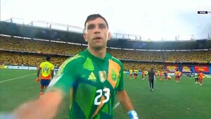 Periodistas deportivos colombianos rechazan "agresión" del 'Dibu' Martínez