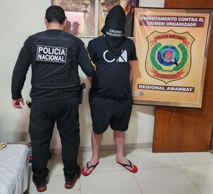 Policía allana casa y detiene a dos personas, uno de los detenidos tiene vinculo con el PCC