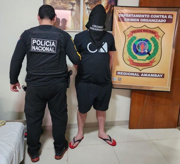 Policía allana casa y detiene a dos personas, uno de los detenidos tiene vinculo con el PCC