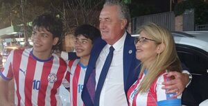 Versus / El lindo gesto de Gustavo Alfaro con unos hinchas luego de ganarle a Brasil
