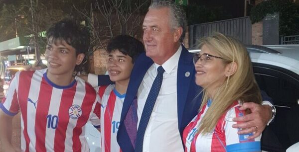 Versus / El lindo gesto de Gustavo Alfaro con unos hinchas luego de ganarle a Brasil