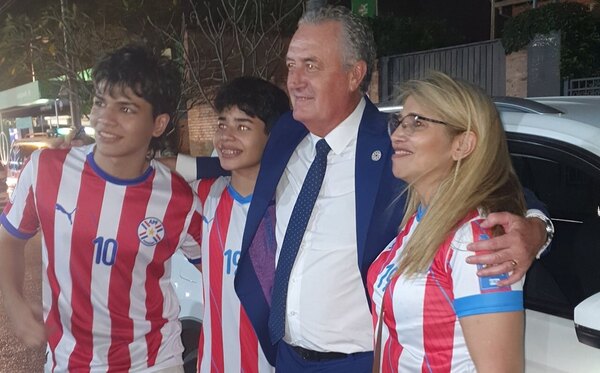 Versus / El lindo gesto de Gustavo Alfaro con unos hinchas luego de ganarle a Brasil
