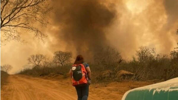 Evacúan a niños y mujeres de estancia en Bahía Negra: “Se nos viene encima el fuego”