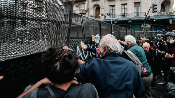 Diputados sostienen el veto de Milei a reforma jubilatoria entre protestas en el Congreso