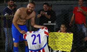 Versus / ¡Emocionante! El gran gesto de Isidro Pitta con un hincha albirrojo
