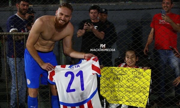 Versus / ¡Emocionante! El gran gesto de Isidro Pitta con un hincha albirrojo
