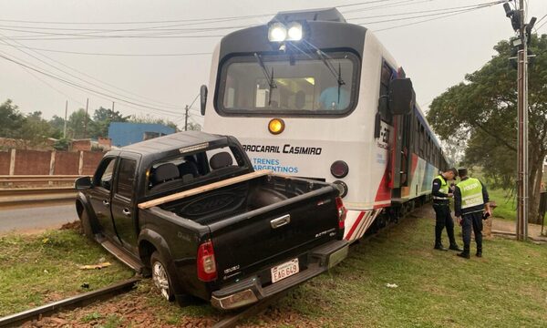 (VIDEO). Tren choca una camioneta en la cabecera del puente San Roque de Encarnación