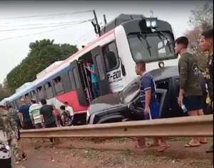 Video: tren de Encarnación- Posadas se llevó por delante una camioneta - Nacionales - ABC Color