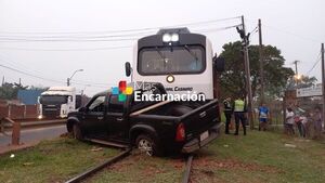 Insólito: Tren se lleva por delante a una camioneta de la FTC