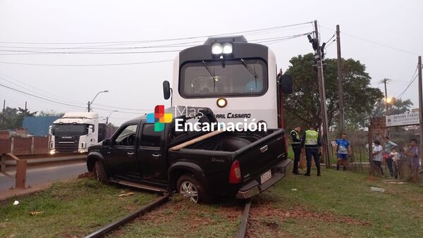 Insólito: Tren se lleva por delante a una camioneta de la FTC