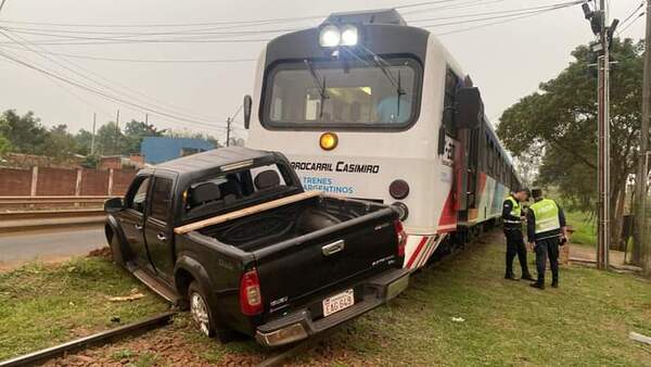 Video: Tren arrastra camioneta de militares en Encarnación