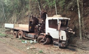 Camionero sufre lesiones tras chocar contra un barranco